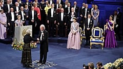 Claudia Goldin bekommt den Nobelpreis für Wirtschaftswissenschaften überreicht