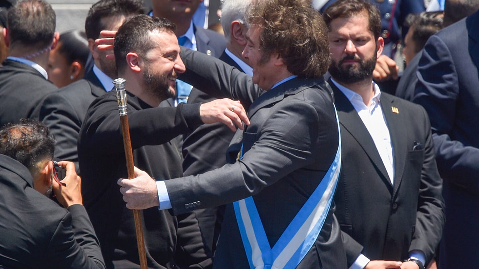 El presidente de Ucrania, Volodímir Zelenski, abraza al recién investido presidente de Argentina, Javier Milei, durante el Congreso en Buenos Aires.