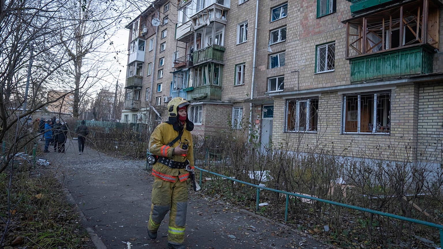 Un vigile del fuoco esamina i danni a un edificio dopo un attacco di droni russi a Kiev, sabato 25 novembre 2023.