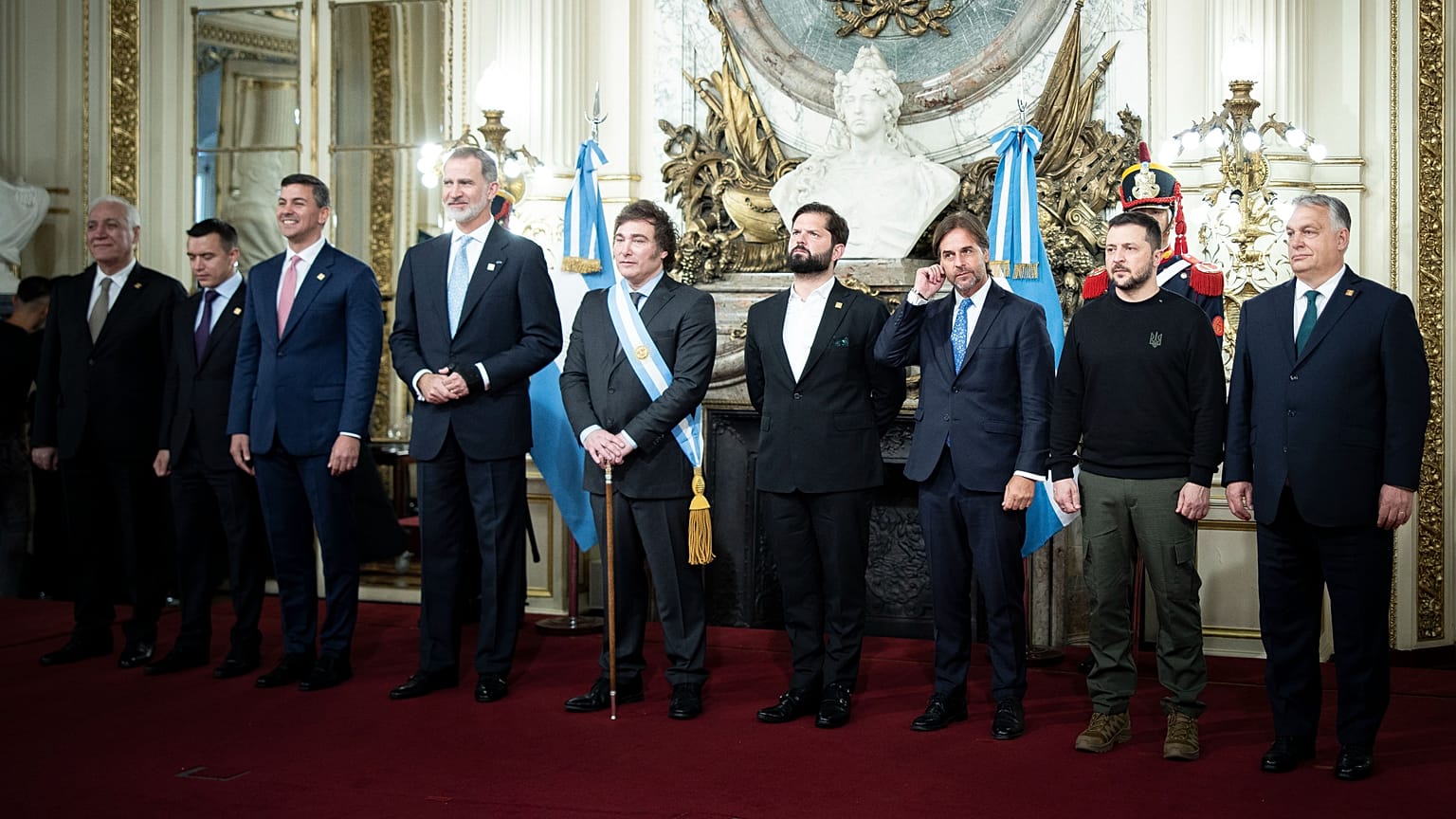 Volodimir Zelenszkij (jobbról a 2.) Orbán Viktor magyar miniszterelnök mellett Javier Milei (jobbról az 5.) beiktatási ünnepségén Buenos Airesben 2023. december 10-én. 