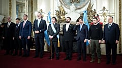 Volodimir Zelenszkij (jobbról a 2.) Orbán Viktor magyar miniszterelnök mellett Javier Milei (jobbról az 5.) beiktatási ünnepségén Buenos Airesben 2023. december 10-én. 