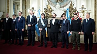 Volodimir Zelenszkij (jobbról a 2.) Orbán Viktor magyar miniszterelnök mellett Javier Milei (jobbról az 5.) beiktatási ünnepségén Buenos Airesben 2023. december 10-én.