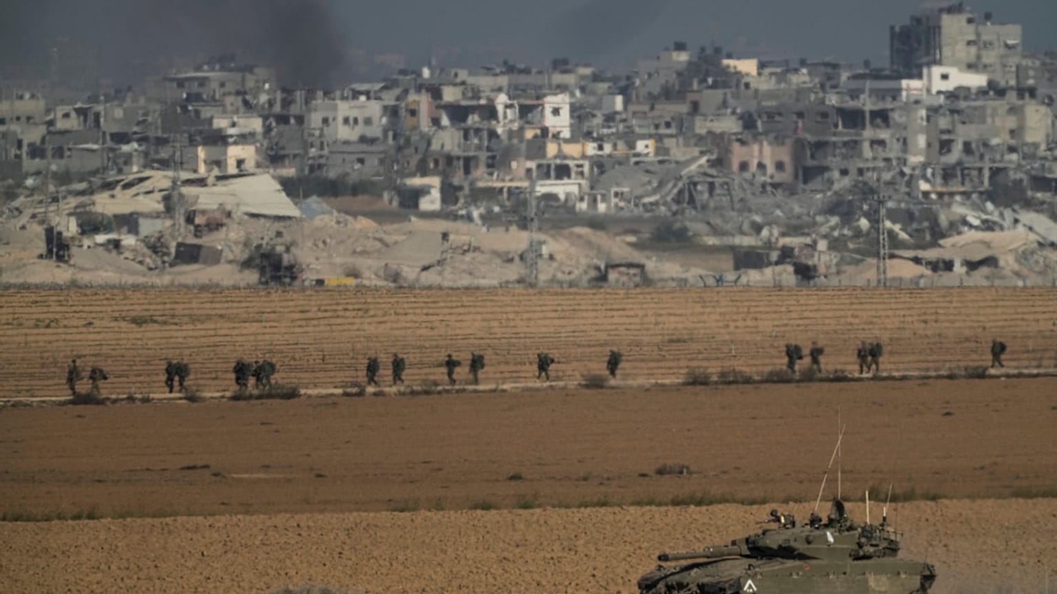 Le truppe israeliane si vedono vicino al confine con la Striscia di Gaza, nel sud di Israele, domenica 10 dicembre 2023