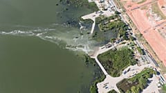 Vista de um terreno afundado no bairro do Mutange, em Maceió, estado de Alagoas, Brasil, no domingo. 