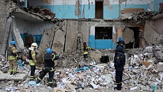 صورة أرشيفية لآثار دمار جراء سقود صاروخ روسي في أوكرانيا
