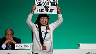 Eine Demonstrantin protestiert während einer Veranstaltung auf dem UN-Klimagipfel COP28 am Montag, den 11. Dezember 2023, in Dubai gegen die Nutzung fossiler Brennstoffe.