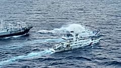 Filipin Sahil Güvenliği tarafından dağıtılan video görüntüsünde, bir Çin Sahil Güvenlik gemisinin, Filipin Sahil Güvenlik gemisine tazyiklisu fışkırttığı görülüyor