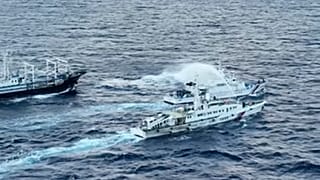 Filipin Sahil Güvenliği tarafından dağıtılan video görüntüsünde, bir Çin Sahil Güvenlik gemisinin, Filipin Sahil Güvenlik gemisine tazyiklisu fışkırttığı görülüyor