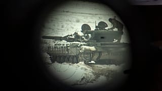 Ein ukrainischer Panzer ist durch ein Fernglas während einer militärischen Ausbildung in der Ukraine am Mittwoch, 6\. Dezember 2023, zu sehen.