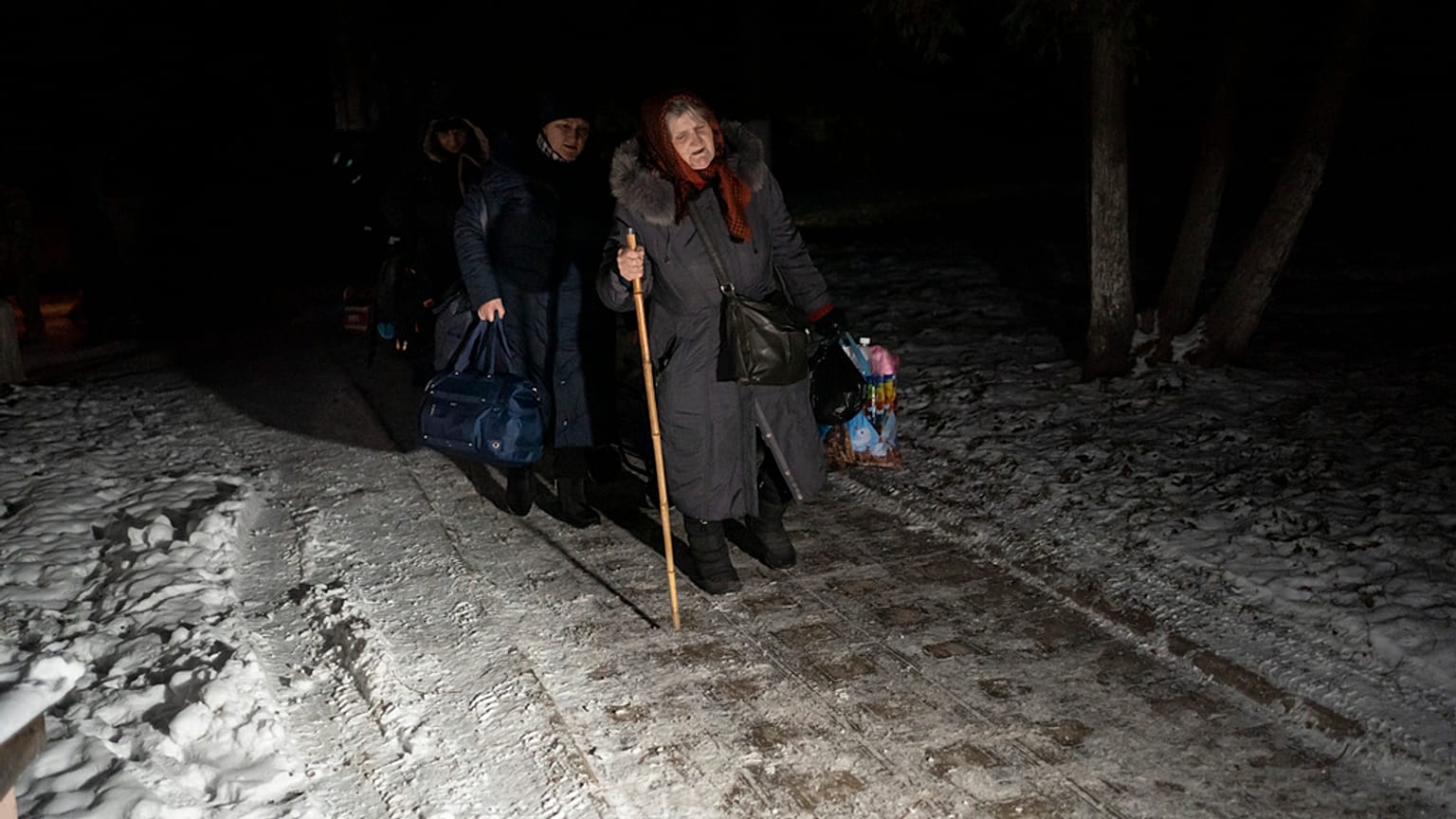 Пешком через границу, автобусом до Сум, где можно пересесть на эвакуационный поезд. Украинские женщины выбрали нелёгкий маршрут, чтобы вырваться из оккупации.