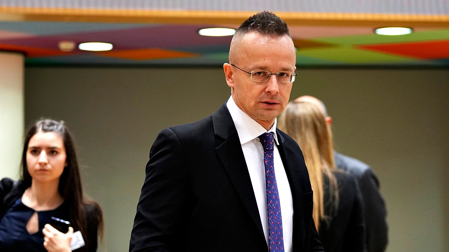 El Ministro húngaro de Asuntos Exteriores, Péter Szijjártó, afirmó que sería "irresponsable" que la UE decidiera abrir negociaciones de adhesión con Ucrania.