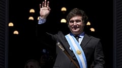A frissen beiktatott Javier Milei híveinek integet Buenos Airesben