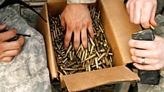 Amerikai katonák lőszert táraznak be