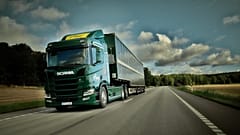 Dies ist der erste Solar-Hybrid-Lkw der Welt.