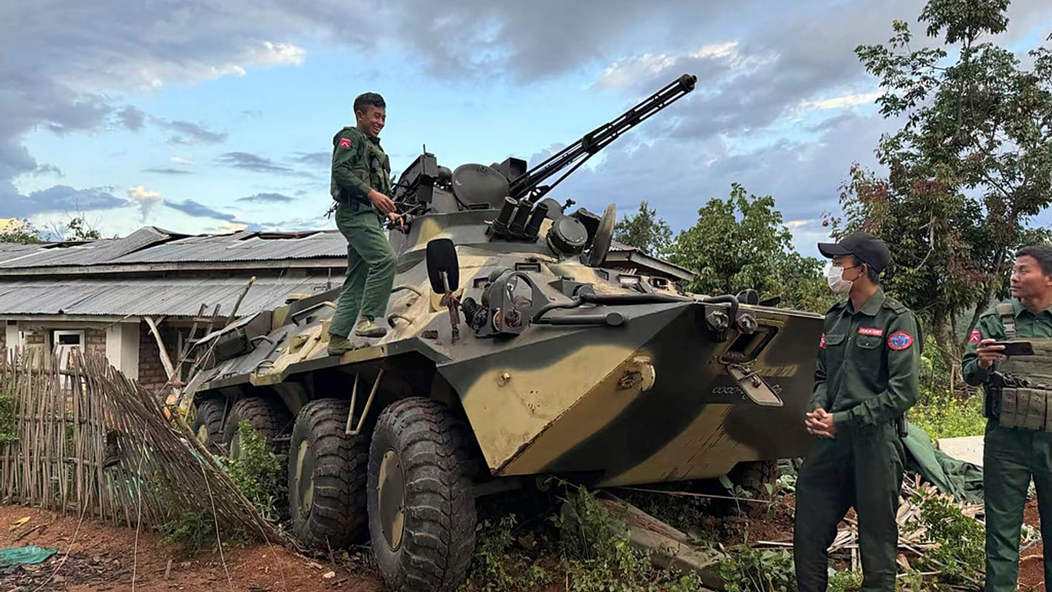 Myanmar'da etnik silahlı kuvvetler grubunun üyeleri, Shan eyaletindeki Hsenwi kasabasında, 24 Kasım 2023 