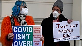 Manifestantes em Londres, no dia em que Rishi Sunak comparece perante a comissão de inquérito às decisões do governo durante a pandemia da Covid-19