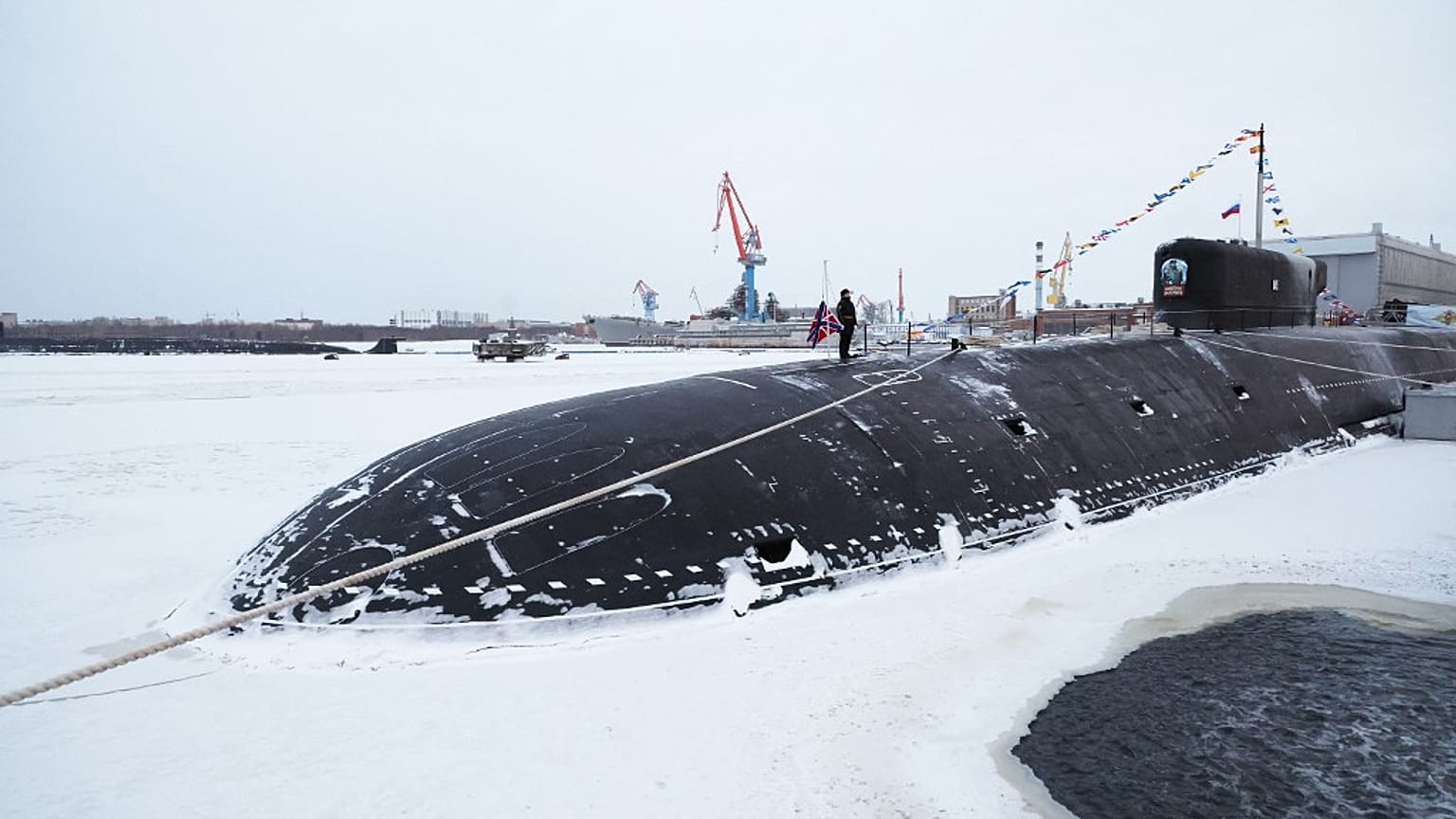 Poutine inaugure deux nouveaux sous-marins nucléaires