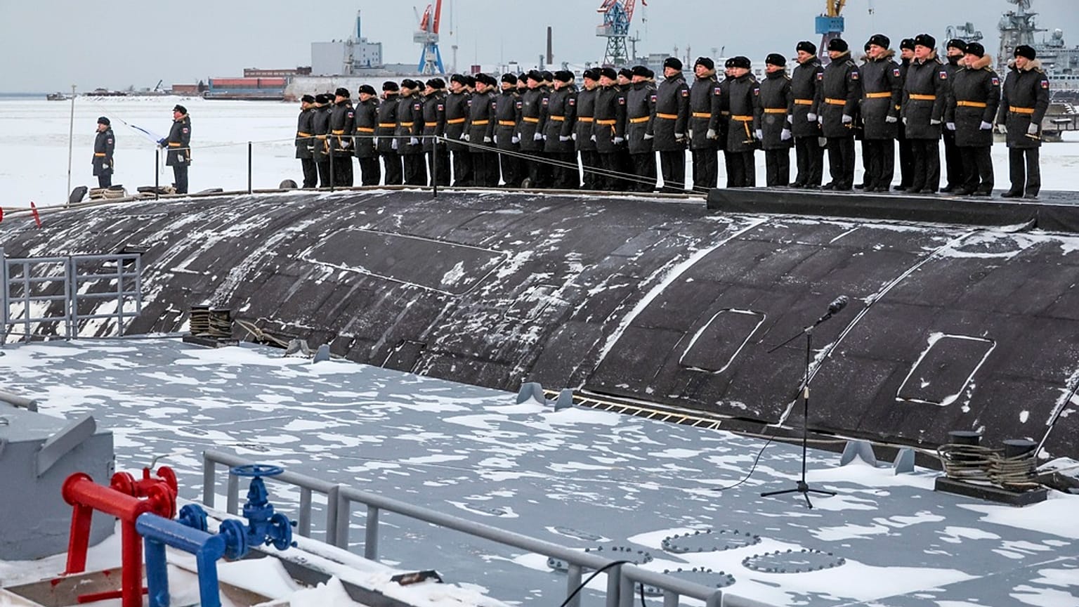 Russische Matrosen stehen an Deck des neu gebauten Atom-U-Boots Krasnojarsk, während der Flaggenhissungszeremonie.
