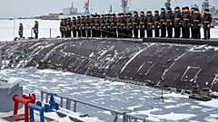 Russische Matrosen stehen an Deck des neu gebauten Atom-U-Boots Krasnojarsk, während der Flaggenhissungszeremonie.