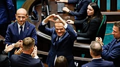 Donald Tusk muestra un corazón, con sus manos, a los legisladores, tras ser elegido primer ministro de Polonia en el Parlamento de Varsovia, el lunes 11 de diciembre de 2023.