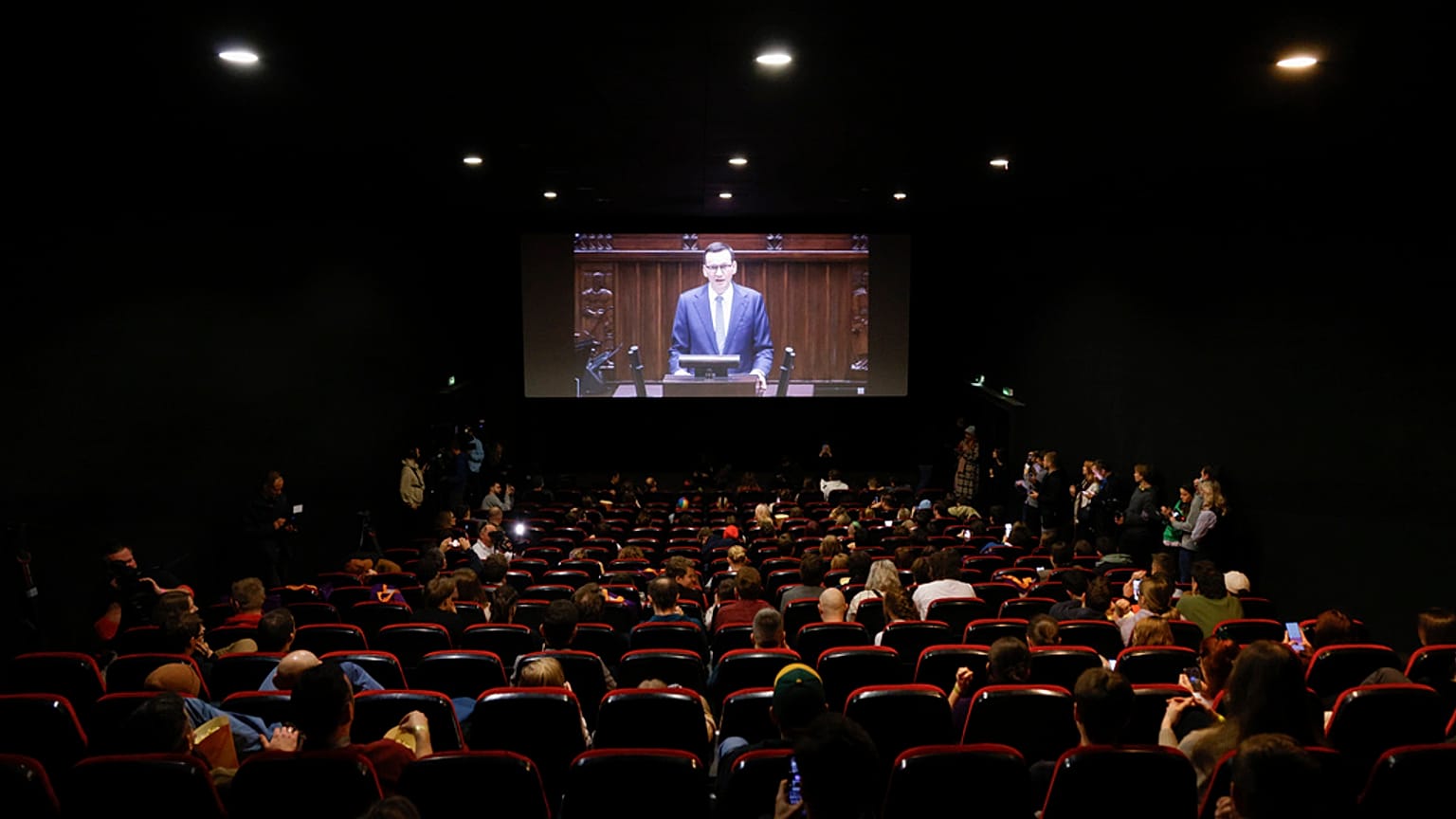 Polacos assistiram em direto numa sala de cinema ao dia agitado no parlamento