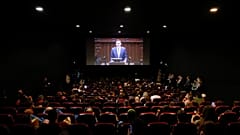 Die Übertragung der entscheidenen Parlamentssitzung in ein warschauer Kino am 11.12.2023 