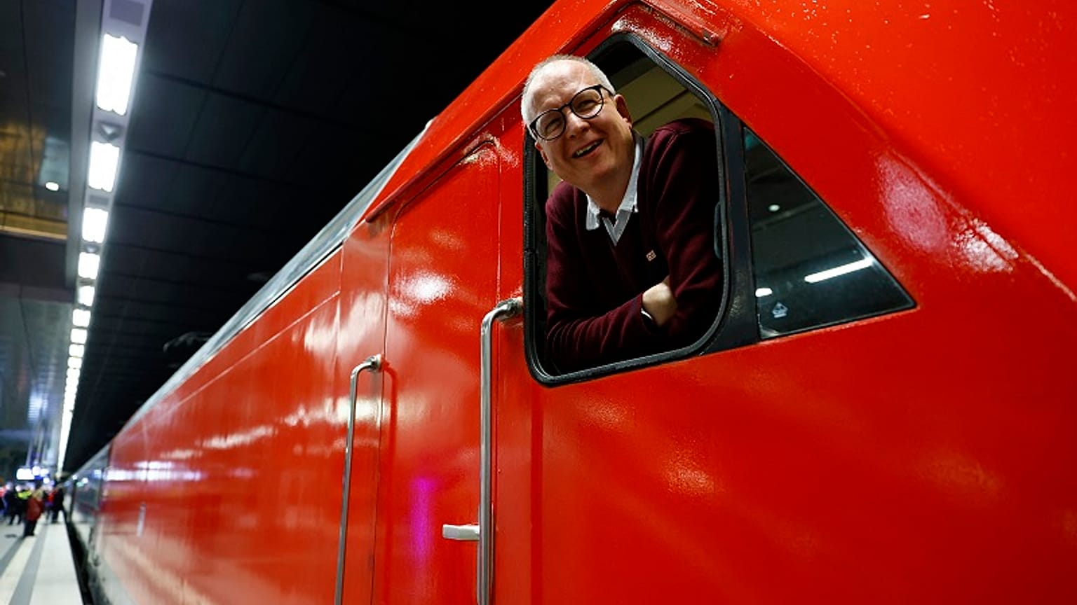 El conductor del tren reacciona durante el lanzamiento del tren nocturno Berlín-París "Nightjet" en la estación principal de Berlín, el 11 de diciembre de 2023.