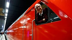 El conductor del tren reacciona durante el lanzamiento del tren nocturno Berlín-París "Nightjet" en la estación principal de Berlín, el 11 de diciembre de 2023.