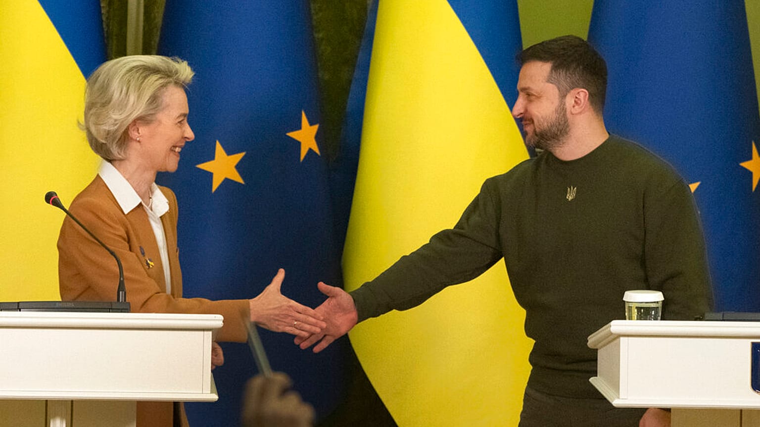 Ukrayna Cumhurbaşkanı Vladimir Zelenskyy, sağda ve Avrupa Komisyonu Başkanı Ursula von der Leyen Kiev'deki AB-Ukrayna zirvesi sırasında el sıkışırken / Arşiv