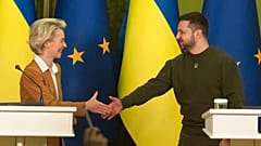 Urusla von der Leyen von der EU und Volodymyr Zelenskyy von der Ukraine treffen sich im Februar 2023 in Kiew