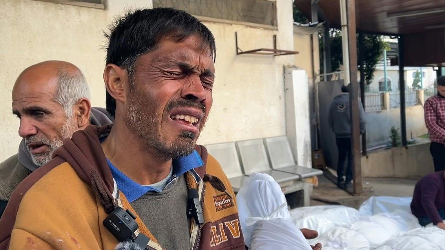 والد الطفلة المقتولة بالقصف الإسرائيلي