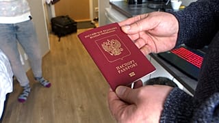 Hükümet kararnamesine göre, iade edilen pasaportlar, içişleri bakanlığı veya dışişleri bakanlığı gibi düzenleyen makamlar tarafından saklanacak