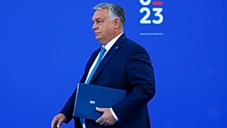 Orbán Viktor magyar miniszterelnök többször is "pénzügyi zsarolásnak" nevezte a befagyasztott uniós forrásokkal kapcsolatos patthelyzetet.