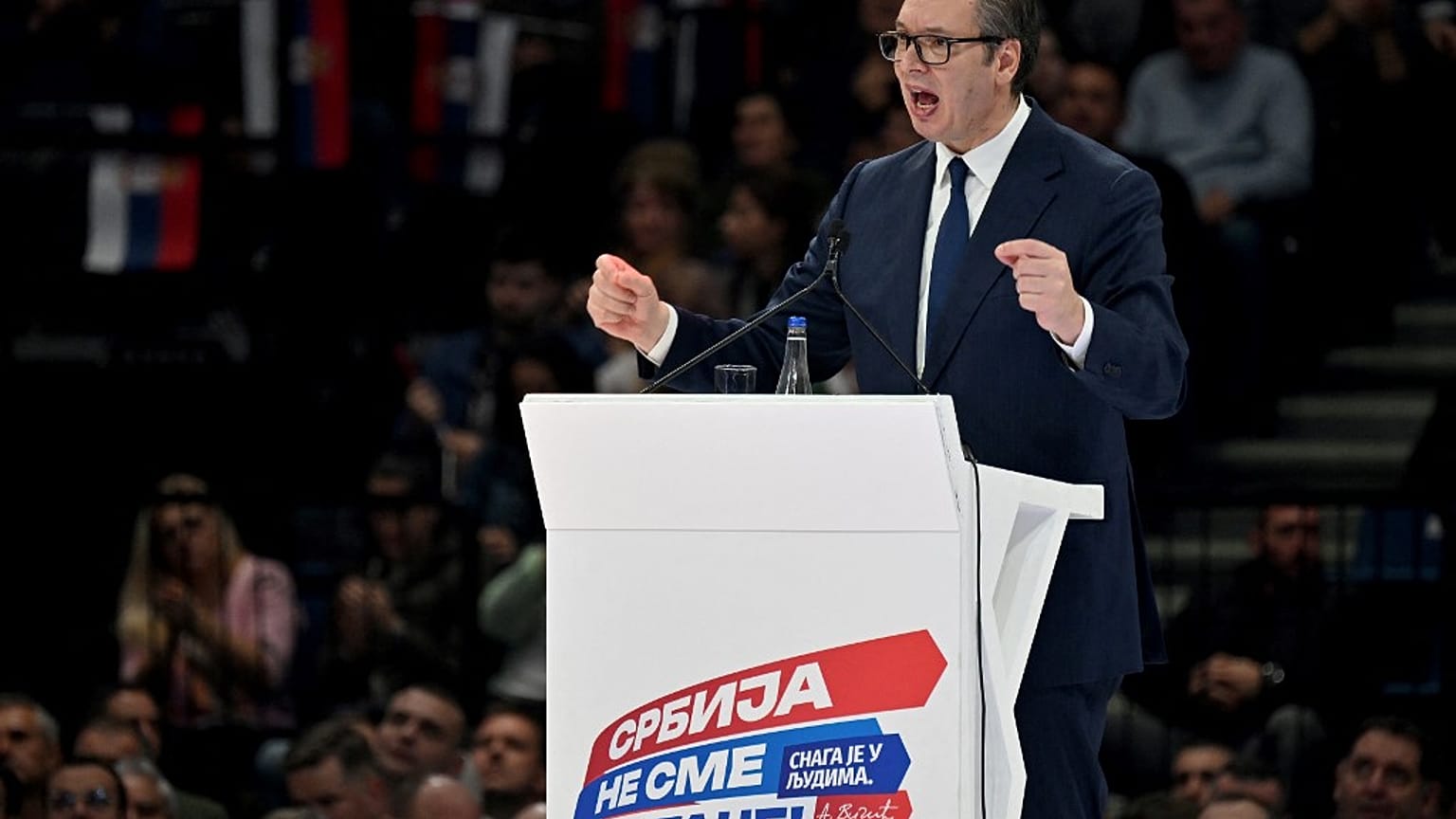 Il Presidente serbo Aleksandar Vucic parla durante un comizio del Partito Progressista Serbo (SNS) alla Stark Arena di Belgrado il 2 dicembre 2023