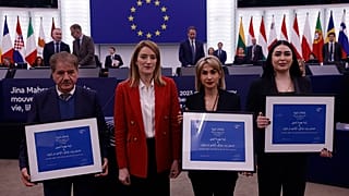 A Szaharov-díj idei díjazottjainak képviselői és Roberta Metsola (balról a második) a díjátadó ünnepségen 2023.12.12-én. 
