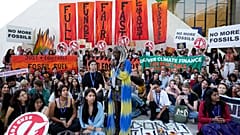 COP28 aprova acordo histórico para transição global dos combustíveis fósseis
