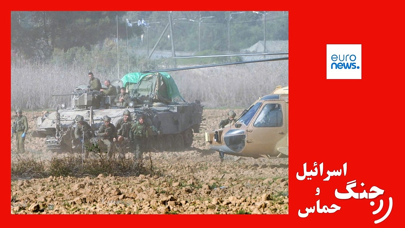 سربازان ارتش اسرائیل یکی از همقطاران زخمی خود را به پشت جبهه جنگ منتقل می کنند