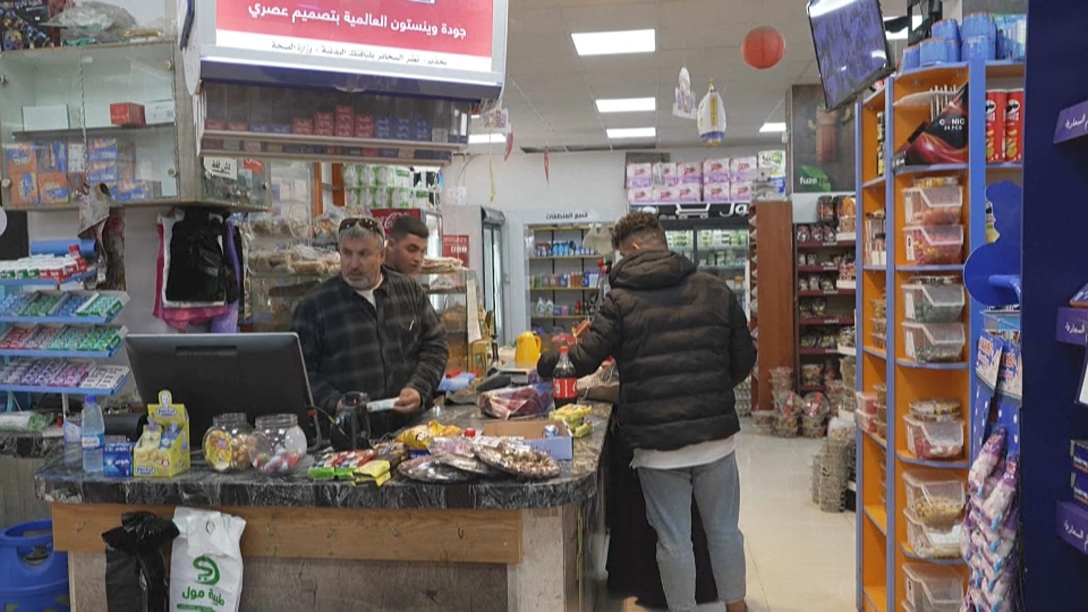 متجر في بلدة خاراس الجبلية الواقعة بالقرب من مدينة الخليل