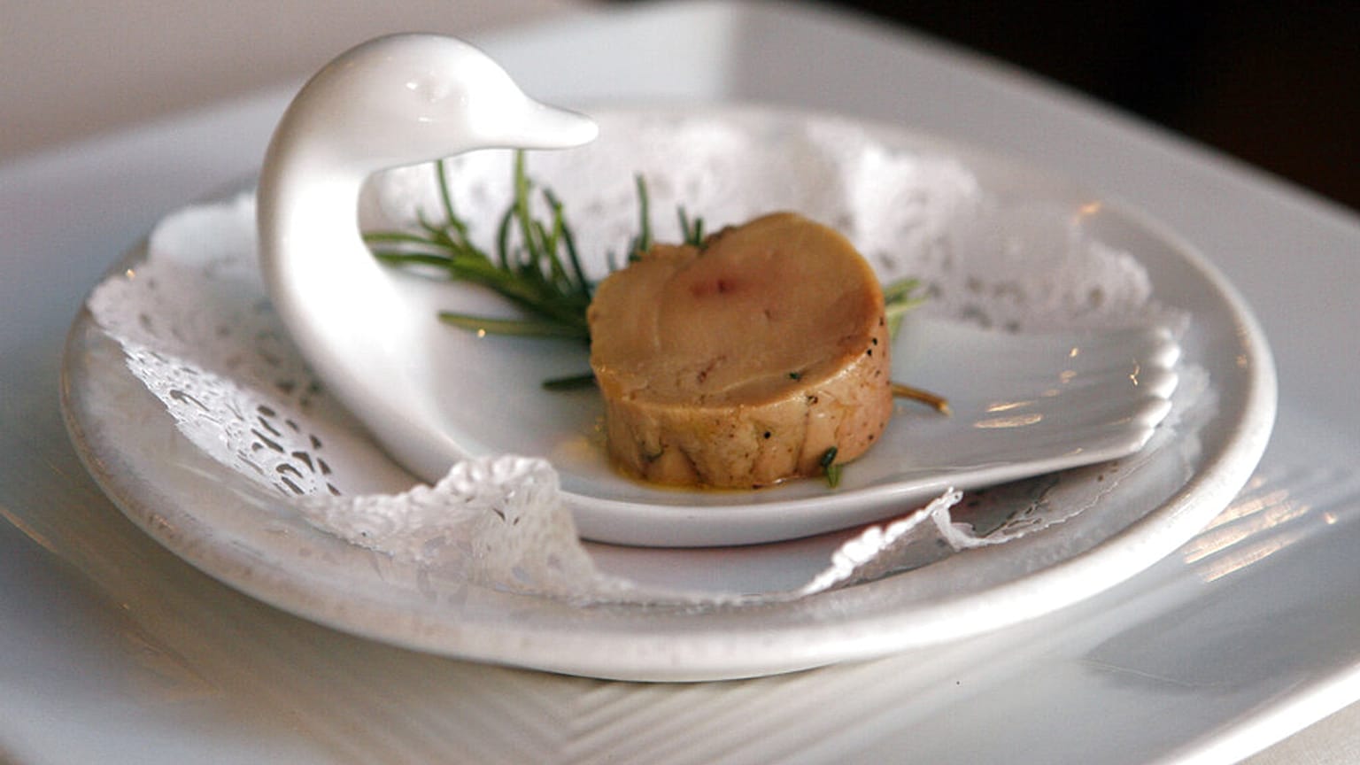 Frische Gänsestopfleber mit Kräutern. Foie Gras geht auch ohne Zwang. 