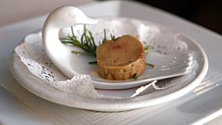 Frische Gänsestopfleber mit Kräutern. Foie Gras geht auch ohne Zwang.