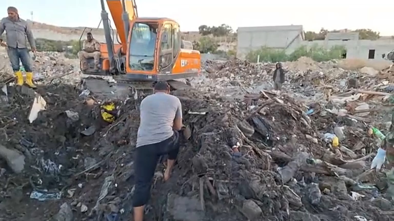 عمليات البحث عن الجثث في درنة