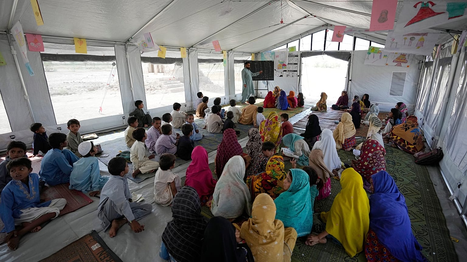 Molti bambini sono ancora senza scuola mentre le autorità lottano per riparare i danni causati dalle inondazioni dello scorso anno in Pakistan. 
