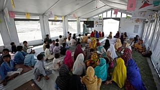 Viele Kinder sind noch immer ohne Schule, während die Behörden sich bemühen, die durch die Überschwemmungen des letzten Jahres in Pakistan verursachten Schäden zu beseitigen.