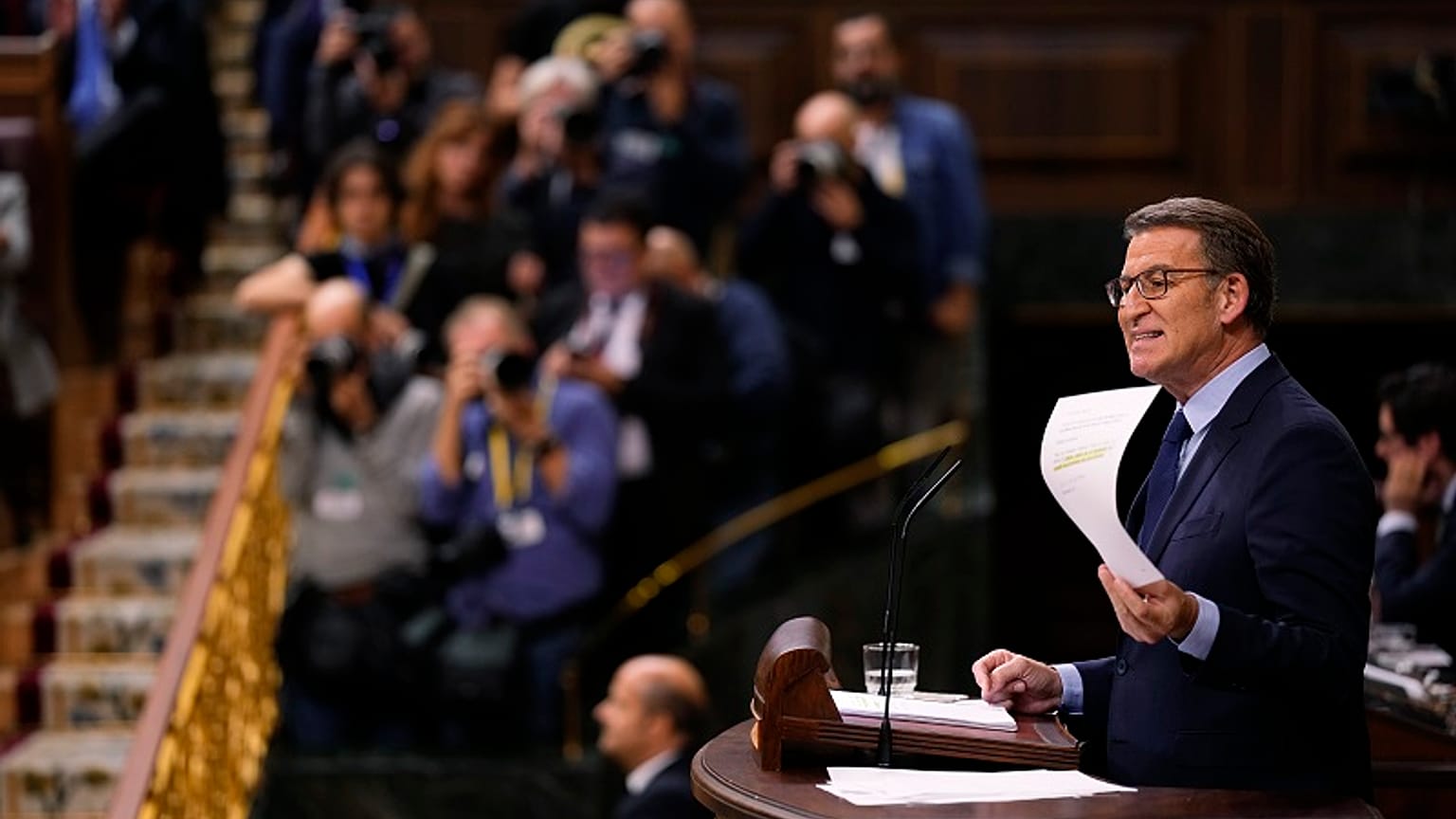 El líder de la oposición conservadora española, Alberto Núñez Feijoo, habla durante el debate de investidura en el Congreso en Madrid, España, el 15 de noviembre de 2023.