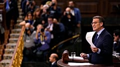 El líder de la oposición conservadora española, Alberto Núñez Feijoo, habla durante el debate de investidura en el Congreso en Madrid, España, el 15 de noviembre de 2023.