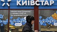 Eine Frau geht vor einem Laden des ukrainischen Mobilfunkanbieters Kyivstar her (Symbolbild)