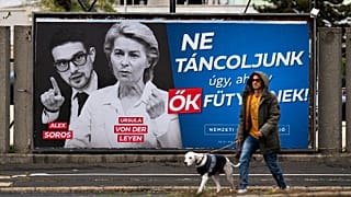 Os cartazes espalhados pela Hungria visam diretamente Ursula von der Leyen, a presidente da Comissão Europeia.