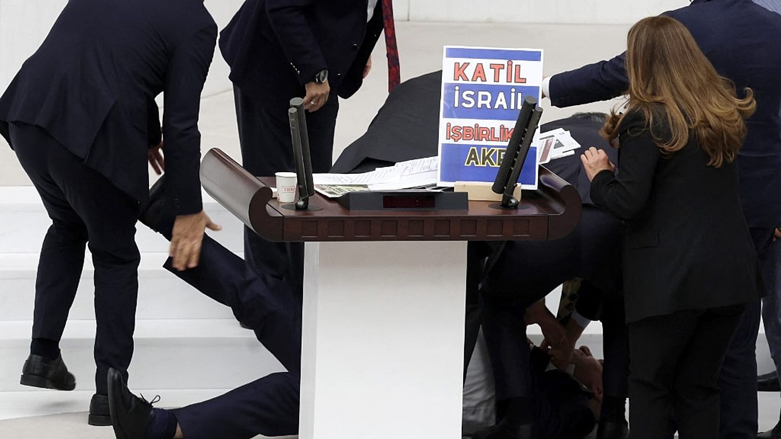 ΛΙΓΕΣ ΣΤΙΓΜΕΣ ΜΕΤΑ ΤΗΝ ΚΑΤΑΡΡΕΥΣΗ ΤΟΥ ΒΟΥΛΕΥΤΗ