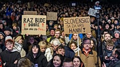 La gente participa en una protesta contra la eliminación de la Fiscalía Especial en Bratislava, el martes 12 de diciembre de 2023.