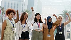 attiviste per il clima posano per una foto con i pugni in aria al Vertice sul clima delle Nazioni Unite COP28, mercoledì 13 dicembre 2023.